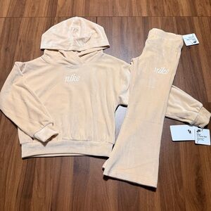 Nike Girls Velour 2 Piece Set Size 5 NWT